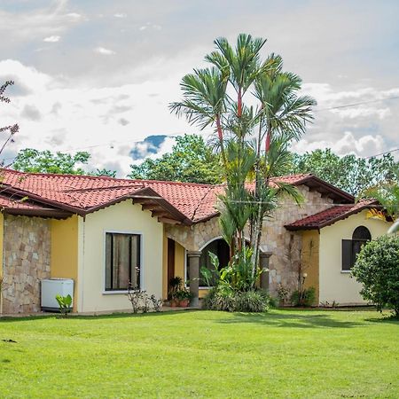 Linda Casa De Verano Con Amplias Zonas Verdes San Isidro De El General Esterno foto