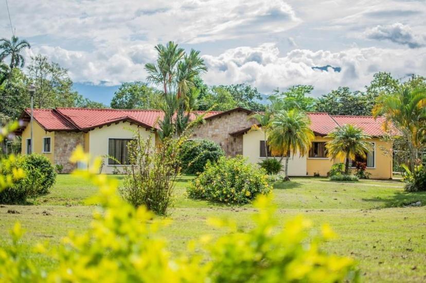 Linda Casa De Verano Con Amplias Zonas Verdes San Isidro De El General Esterno foto