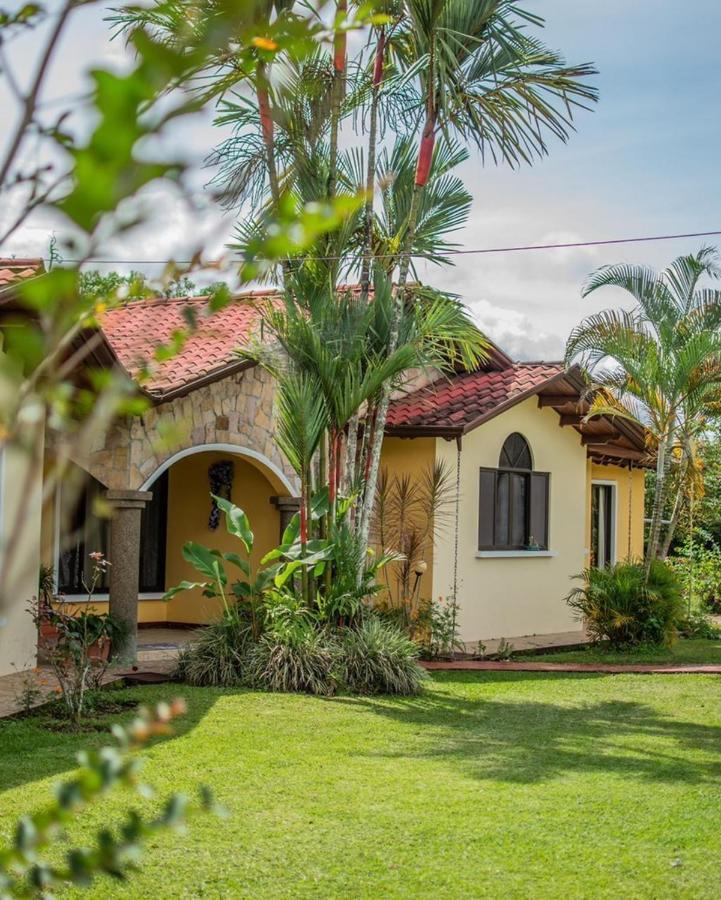 Linda Casa De Verano Con Amplias Zonas Verdes San Isidro De El General Esterno foto
