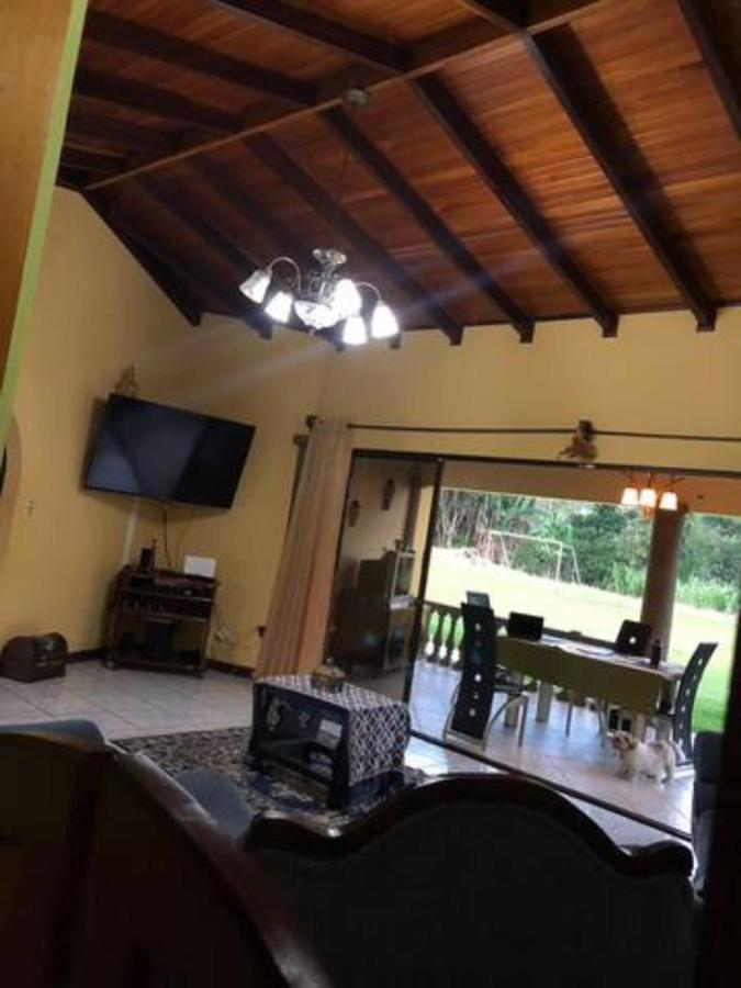 Linda Casa De Verano Con Amplias Zonas Verdes San Isidro De El General Esterno foto