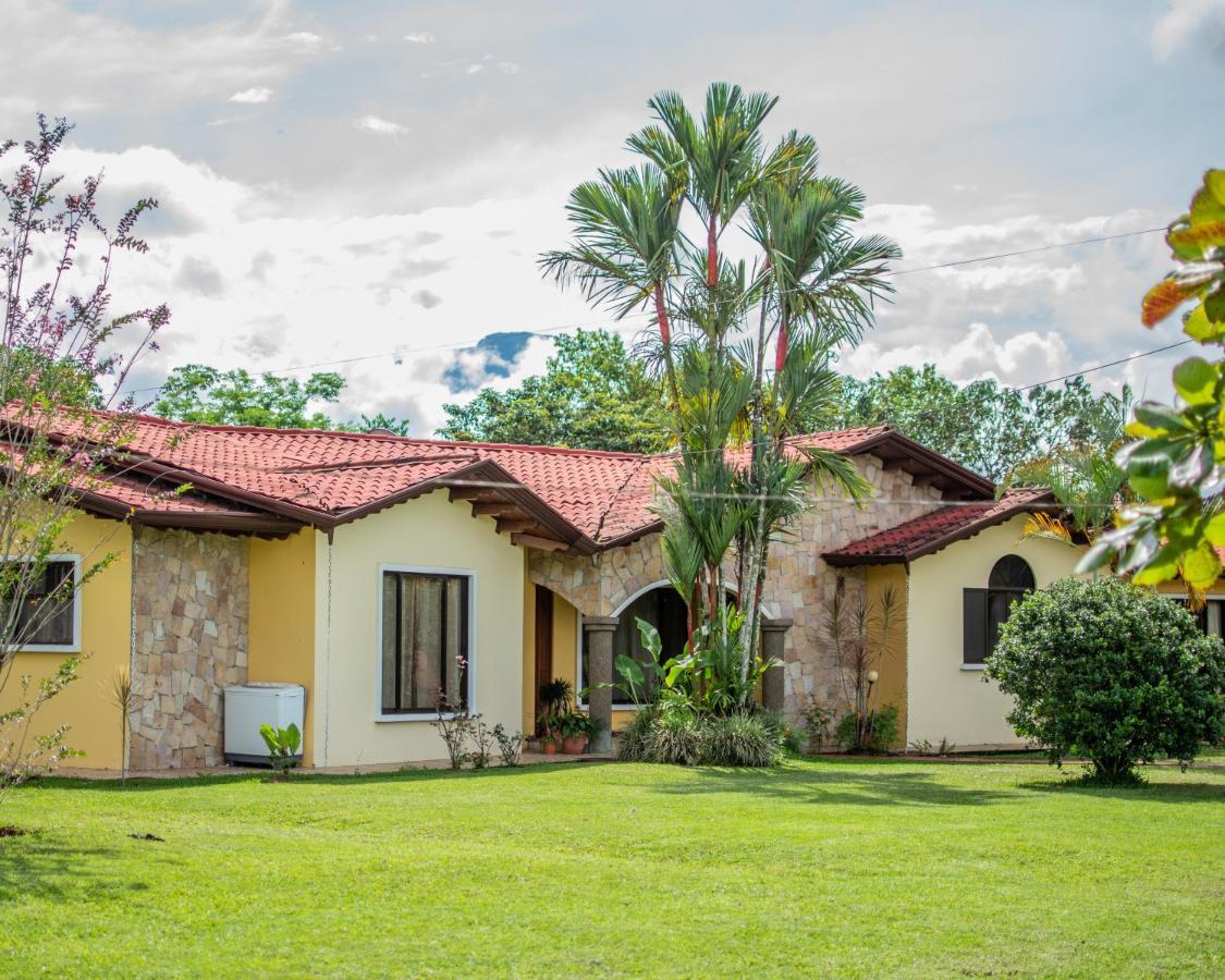 Linda Casa De Verano Con Amplias Zonas Verdes San Isidro De El General Esterno foto