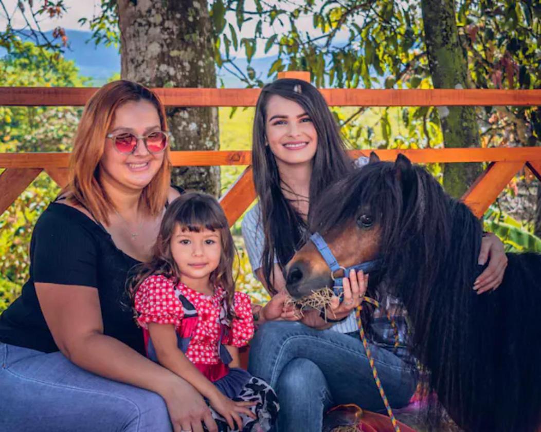 Linda Casa De Verano Con Amplias Zonas Verdes San Isidro De El General Esterno foto