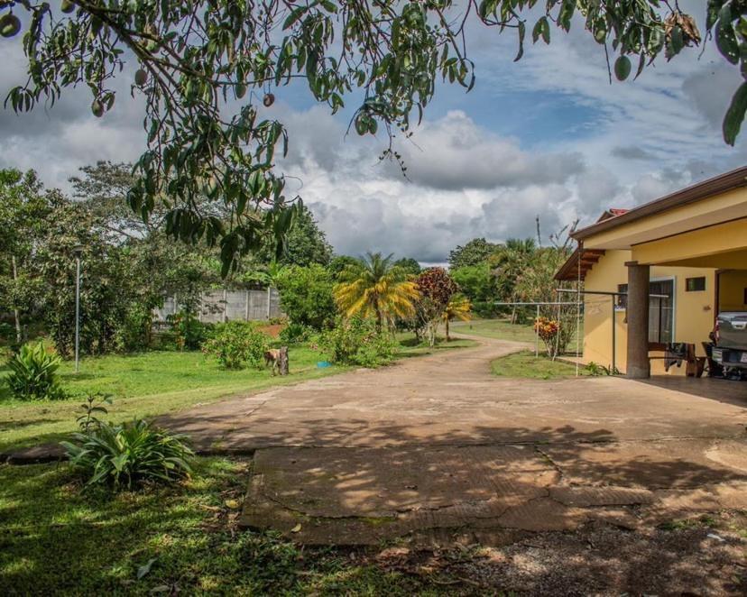 Linda Casa De Verano Con Amplias Zonas Verdes San Isidro De El General Esterno foto
