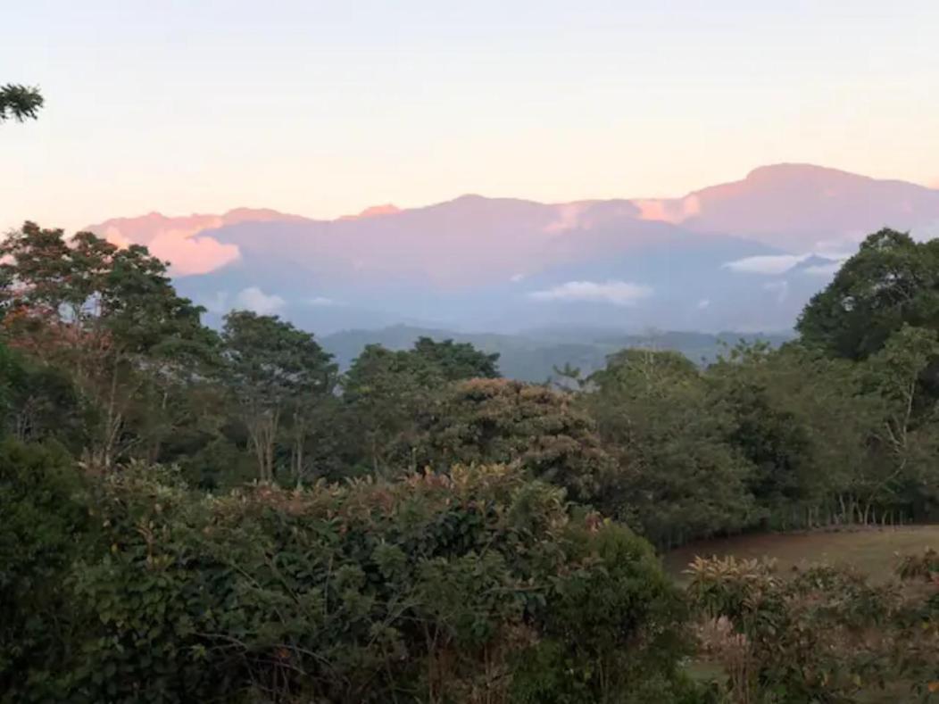 Linda Casa De Verano Con Amplias Zonas Verdes San Isidro De El General Esterno foto